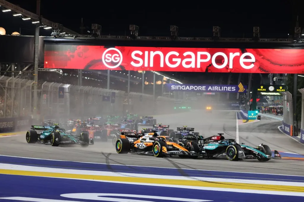 Los pilotos toman la primera curva del Circuito de Singapur de la Fórmula 1. (Imago)