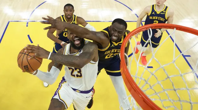 LeBron James y Draymond Green. (Foto: Getty Images)