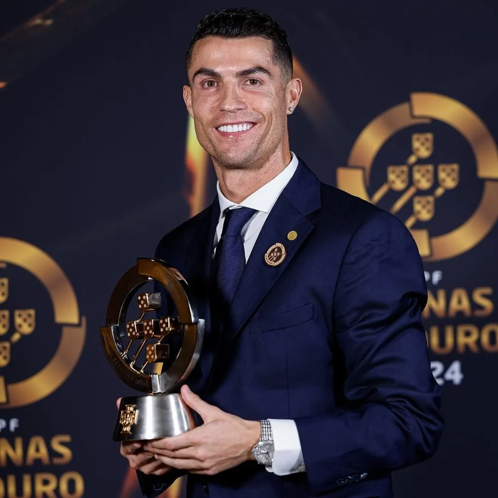 Cristiano Ronaldo con el premio Quina de Platino (Fuente: @Cristiano)