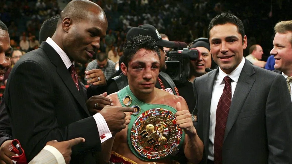 Israel Vázquez fue un gran campeón del mundo mexicano que ahora lucha por su vida. (GETTY IMAGES)