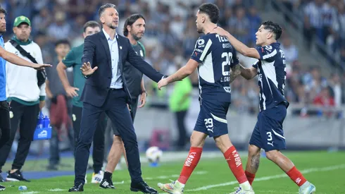 Demichelis buscó calmar a Ocampos tras la roja.