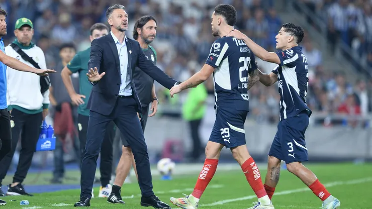 Demichelis buscó calmar a Ocampos tras la roja.