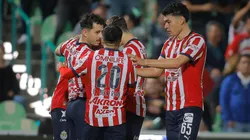 Los jugadores de Chivas festejan un gol.
