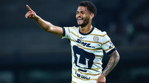 Jose Caicedo celebra un gol de Pumas.