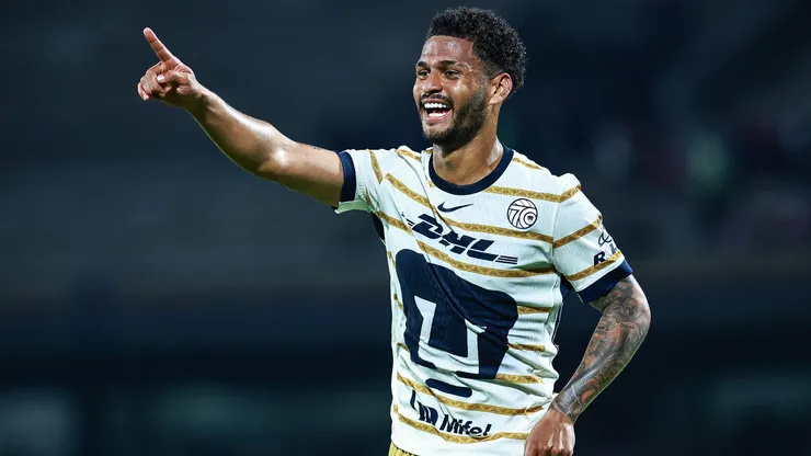 Jose Caicedo celebra un gol de Pumas.