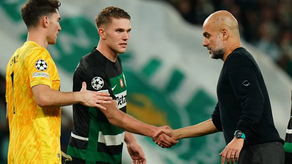 ¿Una señal? El saludo del goleador a Pep Guardiola tras su kat-trick [Foto: Getty]