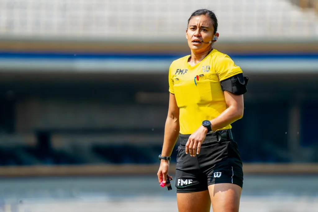 Ciudad de México, 2 de Noviembre de 2024.  Itzel Hernández Fuentes, árbitra central, durante el partido correspondiente a la jornada 17 del torneo Apertura 2024 de la Liga BBVA MX Femenil, entre las Pumas de la UNAM y las centellas del Necaxa, realizado en el Estadio Olímpico Universitario. Foto: Imago7 / Diego Padilla