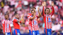 Los jugadores de Atlético de Madrid saludan a su afición.
