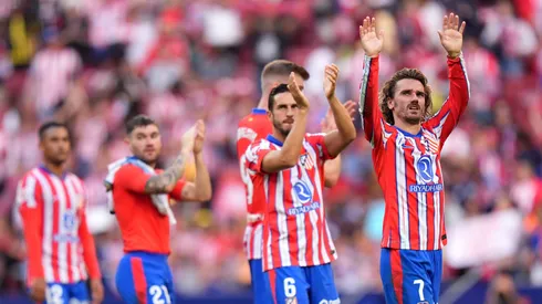 Los jugadores de Atlético de Madrid saludan a su afición.