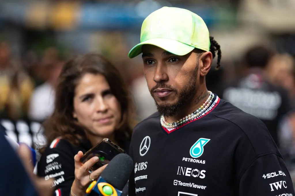 Lewis Hamilton platica con la prensa en Interlagos (IMAGO)