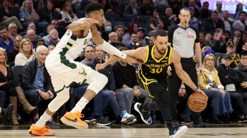 Giannis Antetokounmpo y Stephen Curry. (Foto: Getty Images)