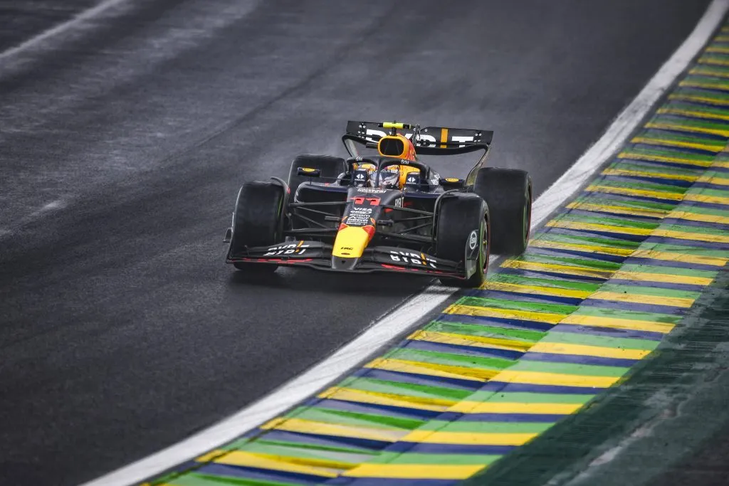 Checo Pérez en la pista mojada de Interlagos (IMAGO)