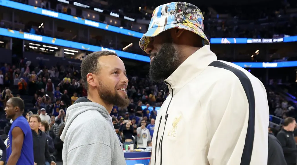 Curry y LeBron en la pretemporada NBA. (Foto: Getty Images)