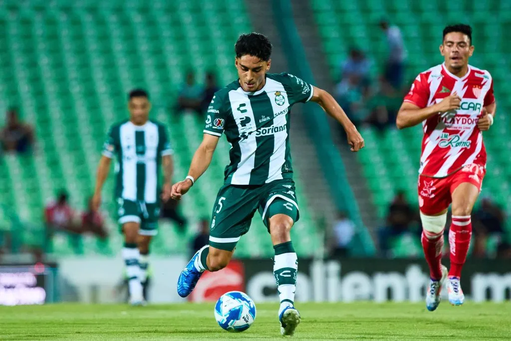 Santiago Naveda buscará dar el batacazo con Santos Laguna en su visita a Cruz Azul. (Imago)