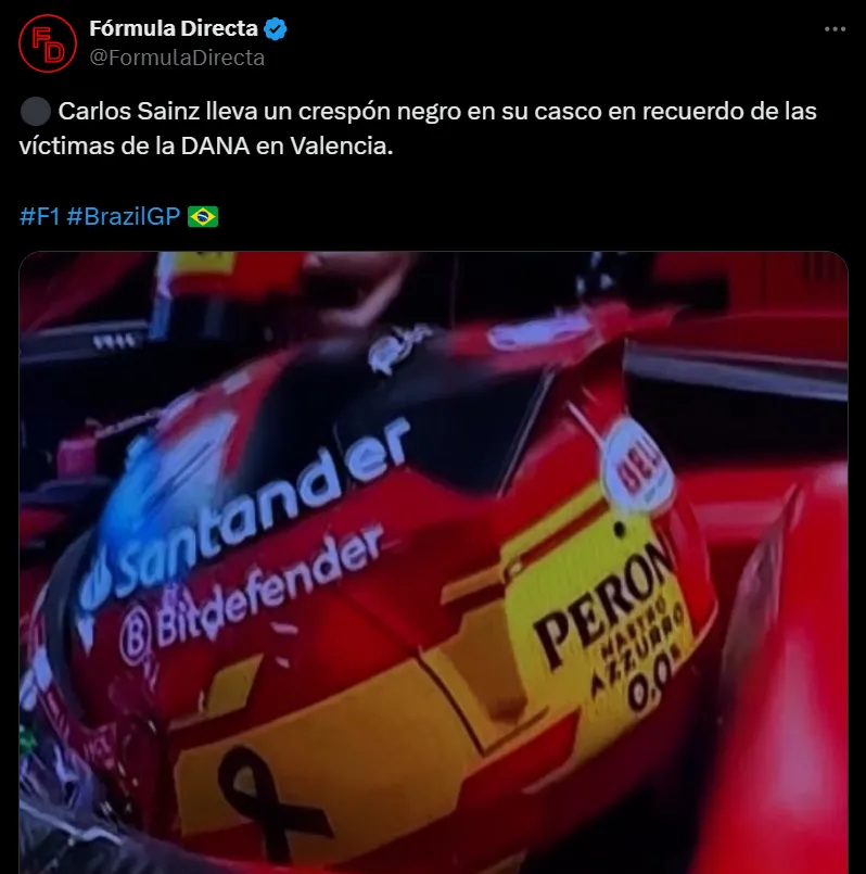 El lazo negro de luto en el casco de Carlos Sainz