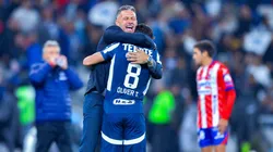 El DT de Rayados festeja con Óliver Torres en la goleada ante Atlético de San Luis.