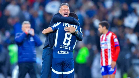 El DT de Rayados festeja con Óliver Torres en la goleada ante Atlético de San Luis.