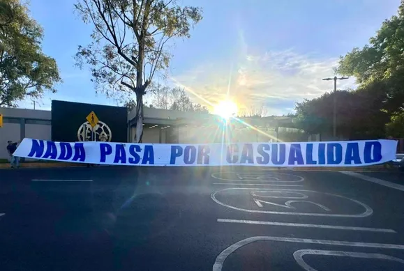 La afición de Cruz Azul posó en la sede de América. [Foto Redes Sociales]