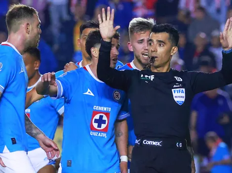 Jugadores de Cruz Azul encararon a Adonai Escobedo en vestidores