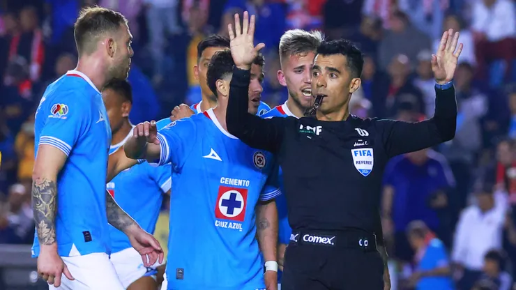 Lo que nadie vio: jugadores de Cruz Azul enfrentaron a Adonai Escobedo tras la derrota vs. América