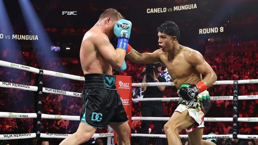 Jaime Munguía dio una gran pelea contra Canelo Álvarez y por eso se ganó el respeto del mundo del boxeo. (GETTY IMAGES)