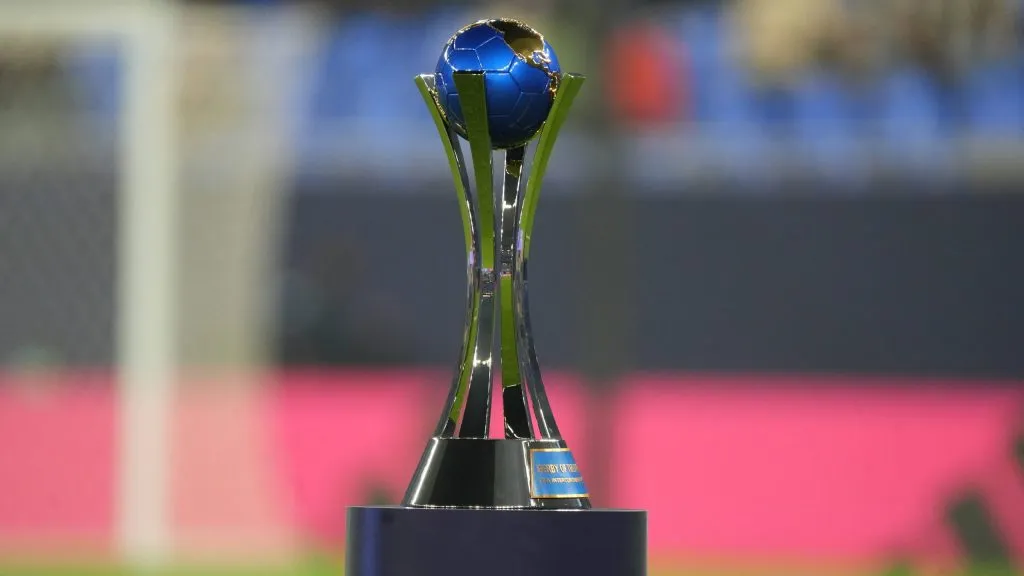 El trofeo del Derbi de las Américas. (Imago)
