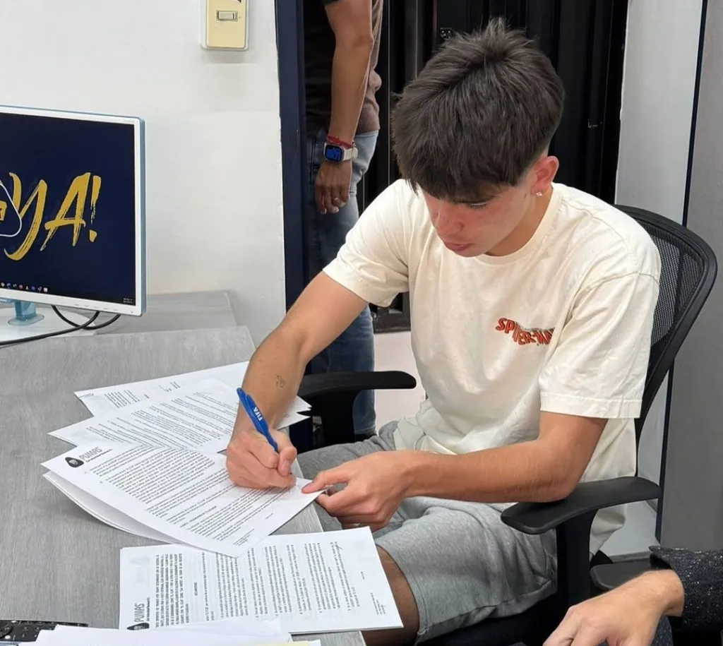 Pablo Ibarra firmando su contrato con Pumas UNAM.