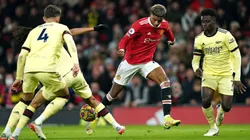 Marcus Rashford disputa el balón ante Bukayo Saka.