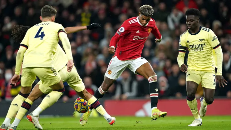 Marcus Rashford disputa el balón ante Bukayo Saka.