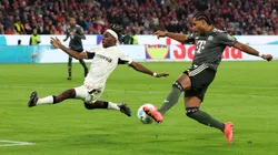 Serge Gnabry y Jeremie Frimpong en el último enfrentamiento entre Bayern Múnich y Bayer Leverkusen en la Bundesliga 2024/25.