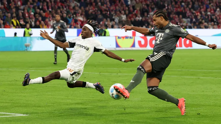 Serge Gnabry y Jeremie Frimpong en el último enfrentamiento entre Bayern Múnich y Bayer Leverkusen en la Bundesliga 2024/25.
