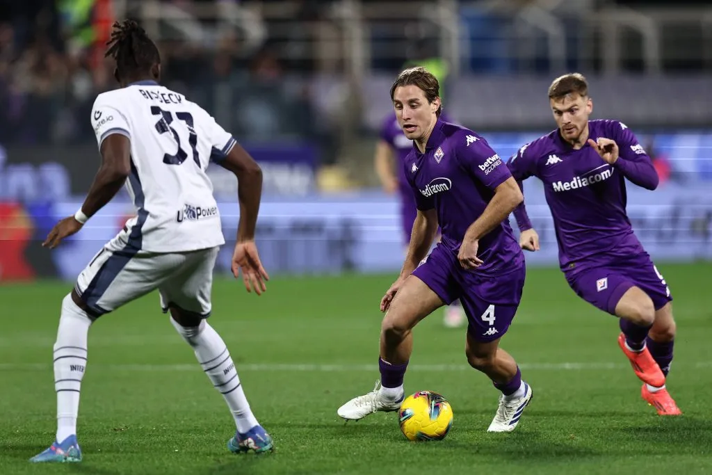 Edoardo Bove traslada el balón durante la disputa del partido entre Fiorentina e Inter. (Imago)