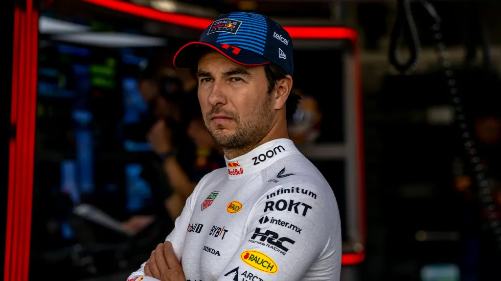 Checo Pérez lucha por quedarse en Red Bull