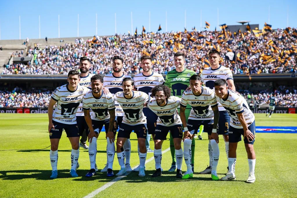 Jugadores de Pumas UNAM posan para la foto previa al encuentro (GETTY IMAGES)
