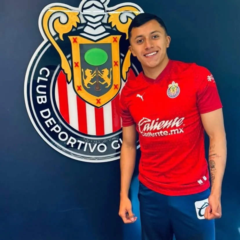 Sebastián Bucio compartió su primera postal como jugador de Chivas.