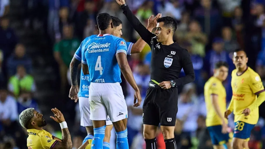 Aguirre fue expulsado en el juego de vuelta ante Cruz Azul (IMAGO)
