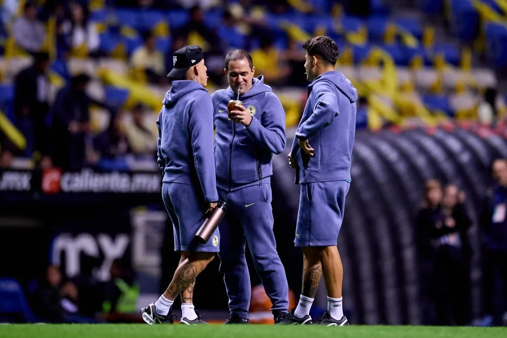 André Jardine tomando mate antes de la Final de América con Rayados. [Foto IMAGO]