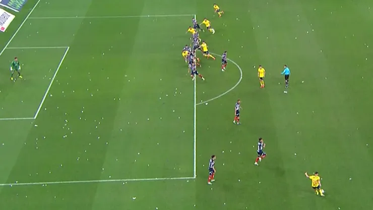 A Henry Martin le anularon un gol por un posible offside