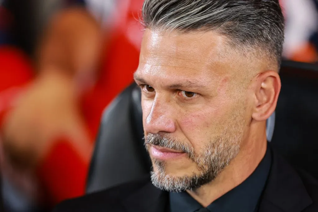 Demichelis permaneció con la medalla en su cuello tras la premiación. (Getty Images)