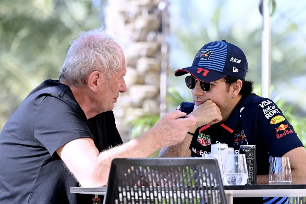 Helmut Marko platica con Checo Pérez (IMAGO)
