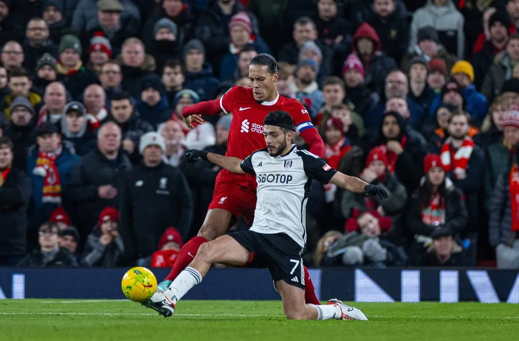 Virgil Van Dijk y Raúl Jiménez luchando por un balón (IMAGO)