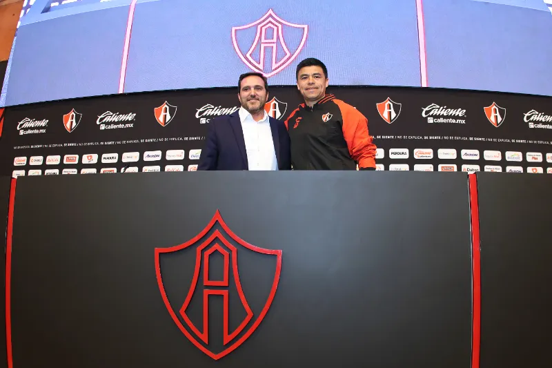 Gonzalo Pineda junto a Germán Brunati (Fuente: @AtlasFC)