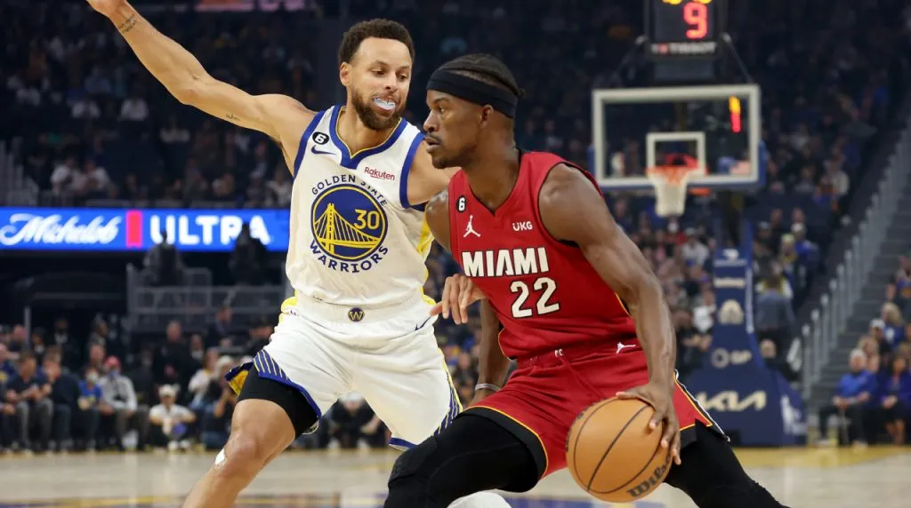 Stephen Curry y Jimmy Butler. (Foto: Getty Images)