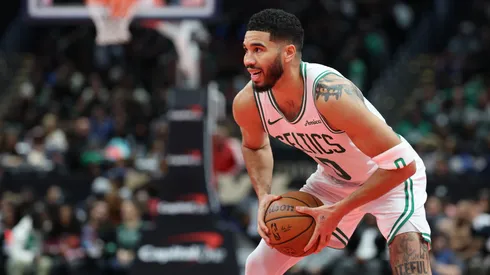 Jayson Tatum, jugador de los Boston Celtics, contra los Washington Wizards en la Copa Emirates de la NBA.