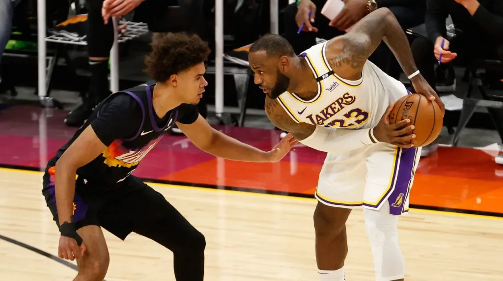 Cameron Johnson y LeBron James (Foto: Getty Images)