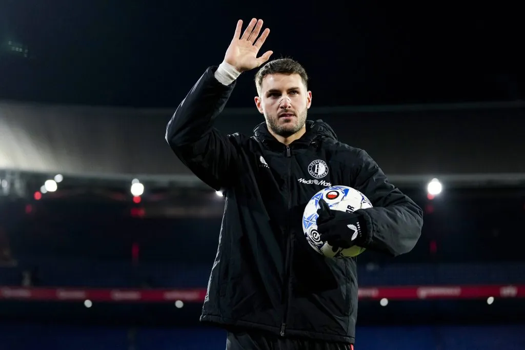 Santiago Giménez se llevó el balón tras convertir un hat-trick al Heracles. [Foto IMAGO]