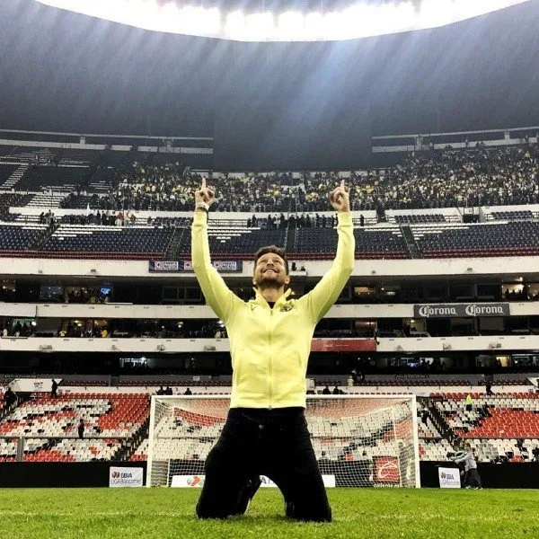 El actor presumió su foto en el Estadio Azteca (Instagram)