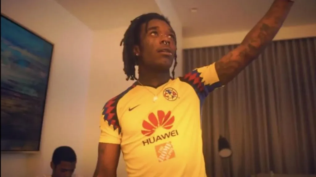 El rapero ha portado la playera del América en sus videos (Twitch)