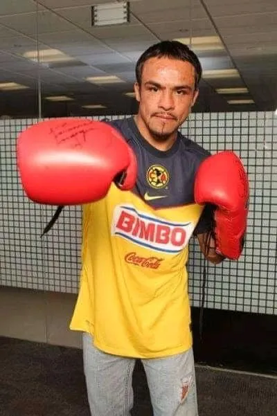 “Dinamita” con los guantes y la playera (Twitter/X)