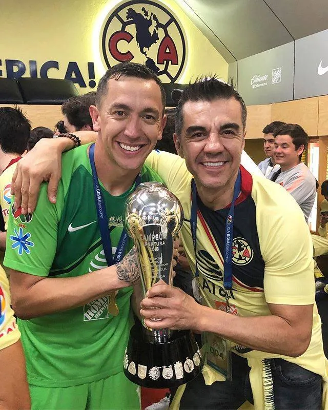 El comediante festejando un título con los jugadores (Instagram)